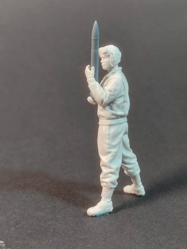 Panzer Art FI35-185 US tanker loading 76mm ammo No.2 1/35 – image 2
