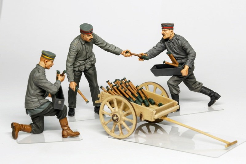 Copper State Models F32-006 German aerodrome personnel ordnance team with cart 1/32 – obrázek 3