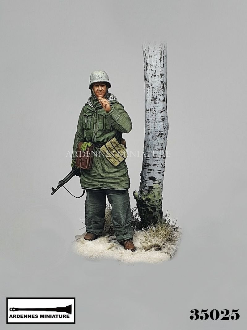 Ardennes Miniature 35025 GERMAN SOLDIER 1944-1945 1/35 – image 2