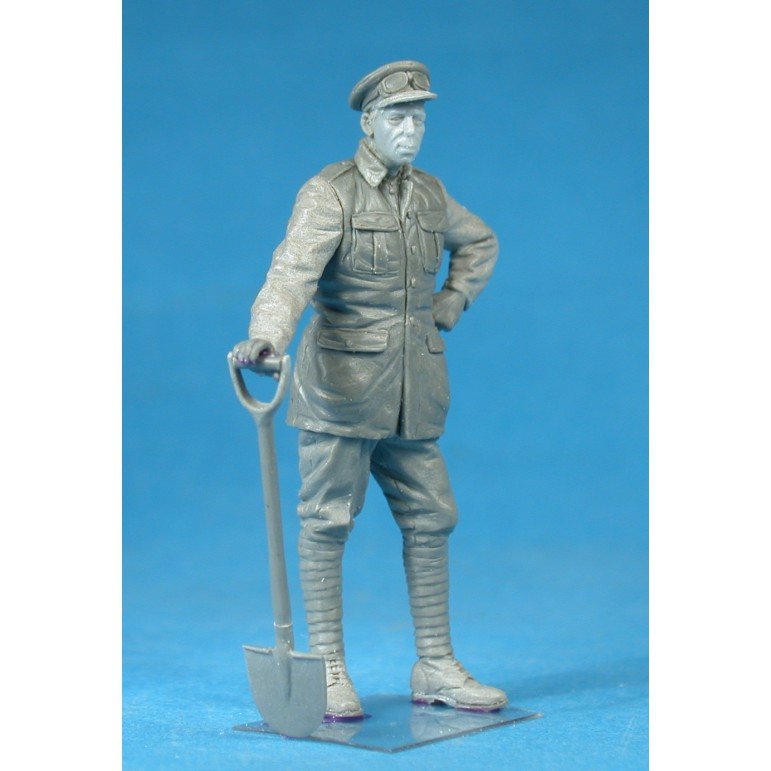 Copper State Models F35-003 British Armored Car Division Serviceman with a shovel 1/35 – image 2