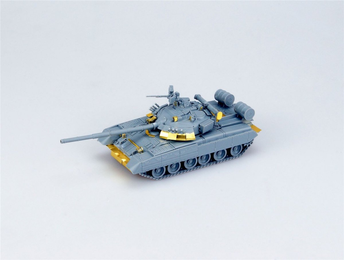 Modelcollect UA72028 T-80UD Main Battle Tank 1/72 – image 3