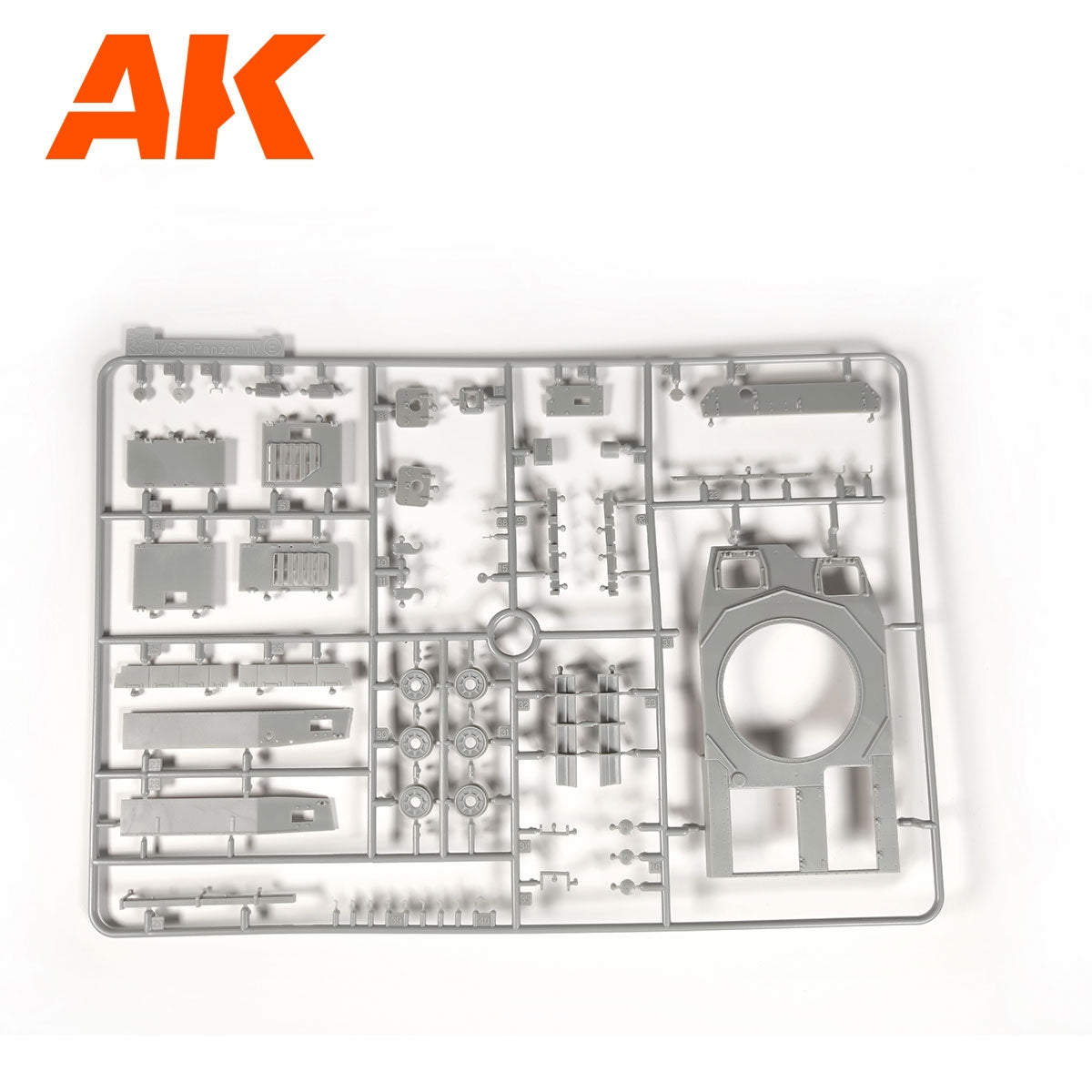 AK Interactive AK35504-B PZ.KPFW.IV AUSF.D AFRIKA KORPS + 5 FIGURES GERMAN TANK CREW AFRIKA KORPS 1/35 – obrázek 10