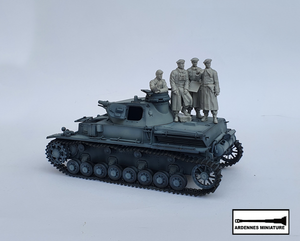 Ardennes Miniature 35044 GERMAN PANZER COMM. AND CREWMAN WW2 1/35 – image 3