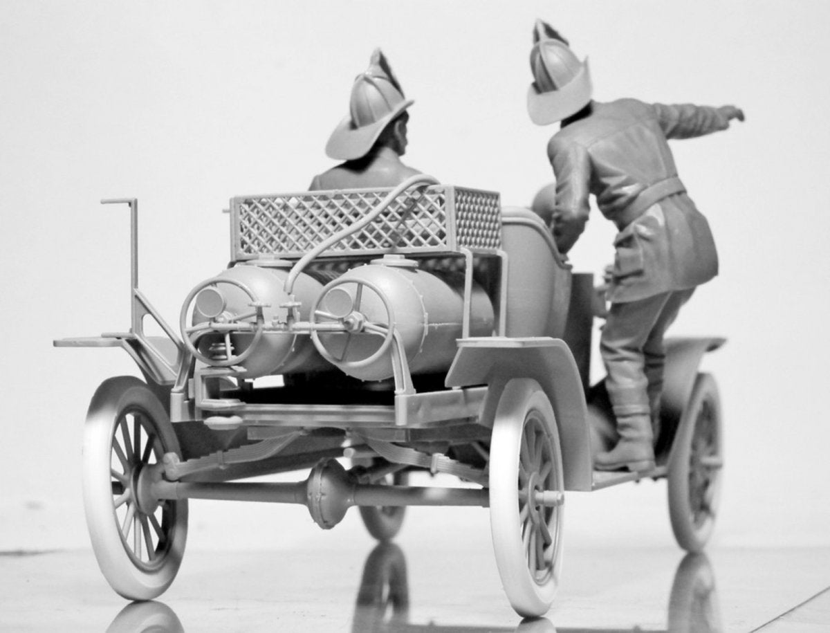 ICM 24006 American Fire Truck Crew (1910s) (2 figures) 1/24 – image 5