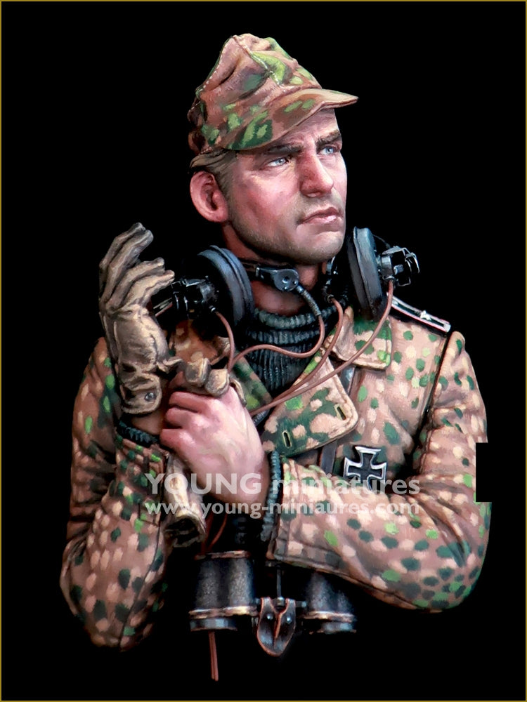 Young Miniatures YM18100 German Waffen SS Panzer Officer 1/10