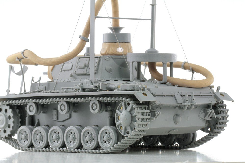 Cyber Hobby 6717 Pz. Kpfw. 111(3.7cm)(T) Ausf. F, Operation Seelowe 1/35 – image 8