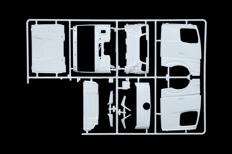 Italeri 3948 MERCEDES-BENZ MP4 BIG SPACE 1/24 – obrázek 13