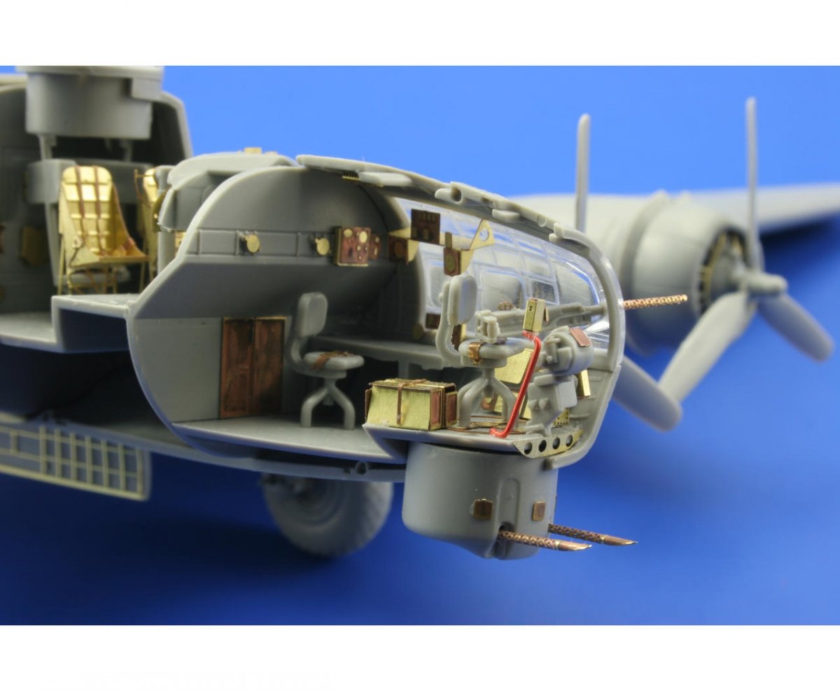 Eduard 73382 B-17G front interior 1/72 REVELL – image 3