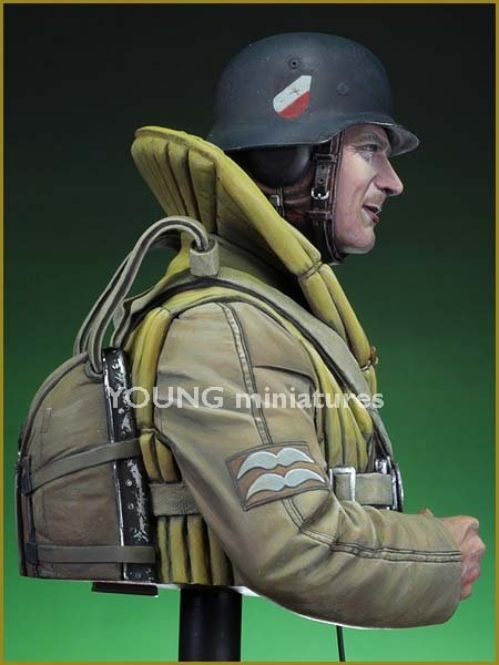 Young Miniatures YM1833 Luftwaffe Bomber Crewman, 1940 1/10 – image 4