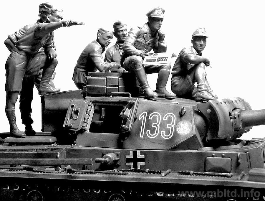 Master Box 3561 Rommel and German Tank Crew (DAK, 1941-1943) 1/35 – image 7