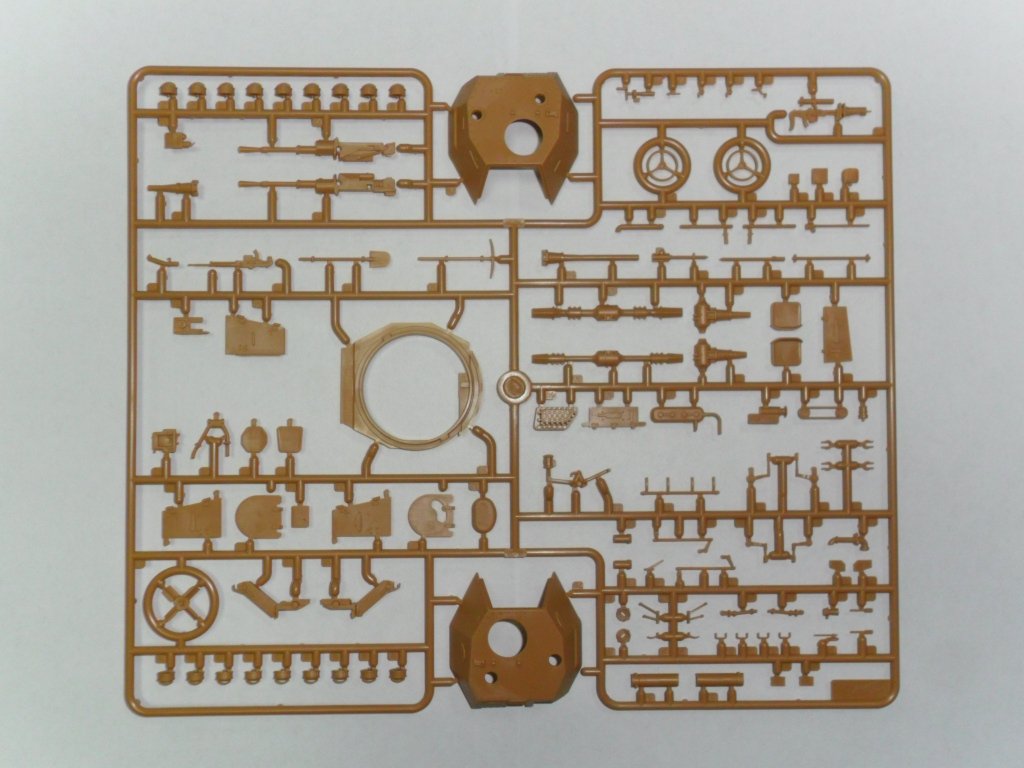 ICM 35382 P 204 (f) with German Armored Vehicle Crew (1/35) – image 2
