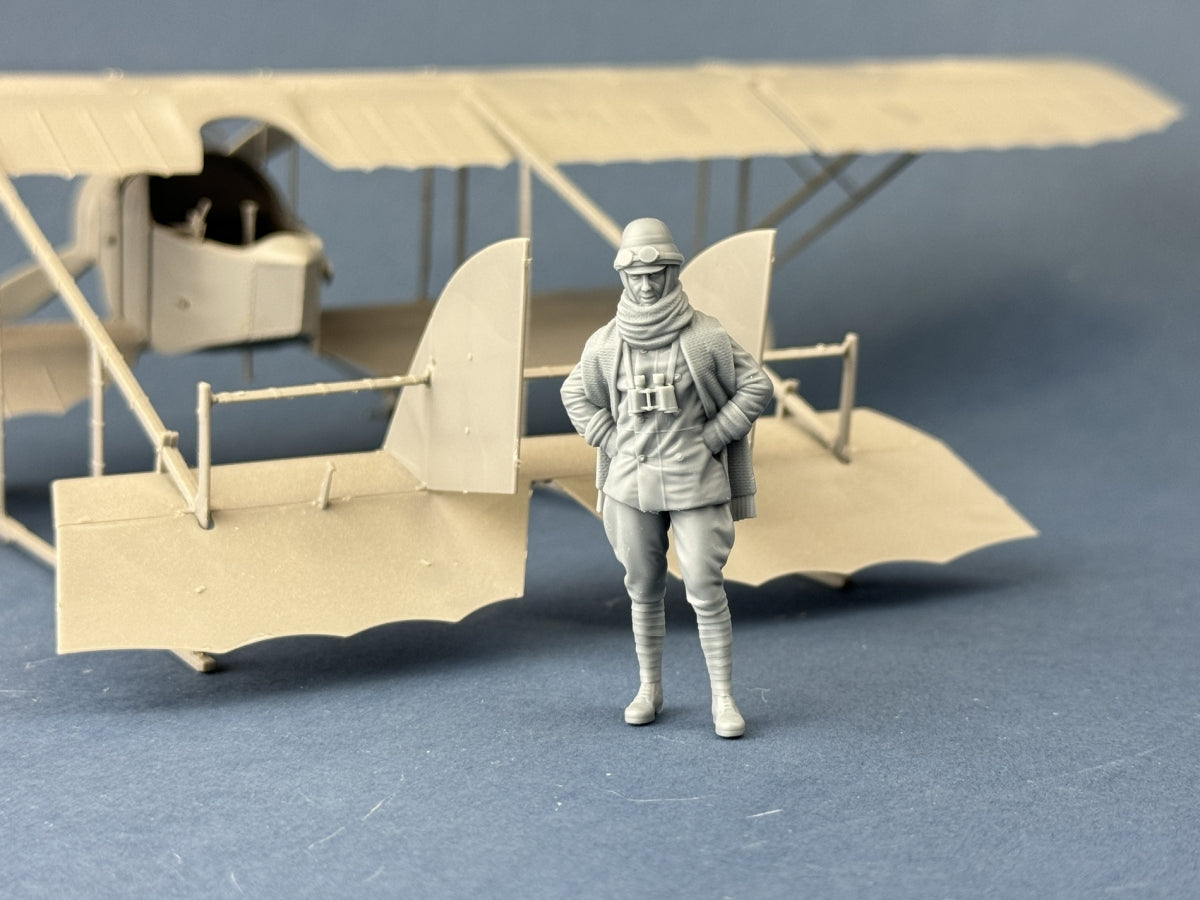 Copper State Models F32-057 Italian Airman in Roll crash helmet 1/32