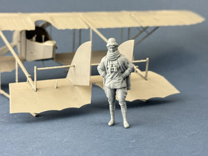 Copper State Models F32-057 Italian Airman in Roll crash helmet 1/32