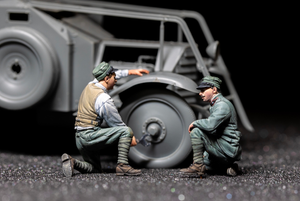 Copper State Models F35-025 Italian Armored Car Crew changing Tire 1/35 – image 2