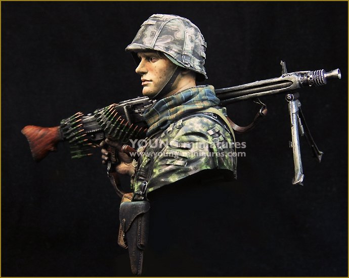 Young Miniatures YM1869 Waffen SS Young Machine Gunner 1944 1/10 – image 3