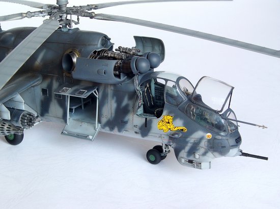 Trumpeter 05103 Mil Mi-24V Hind-E Helicopter – imagen 3