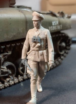 Panzer Art FI35-188 Waffen-SS Officer walking 1/35