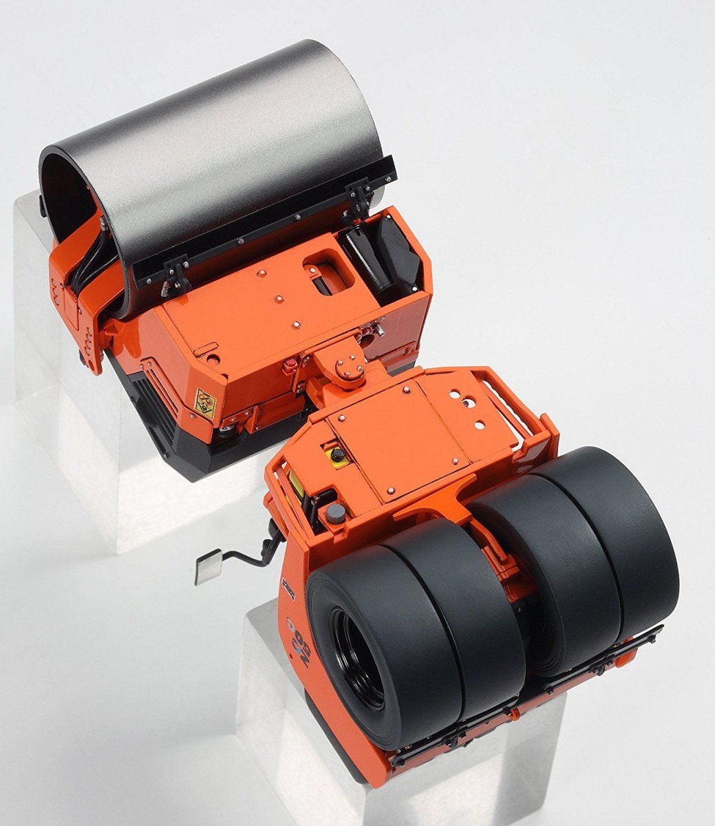 Hasegawa WM02 HITACHI VIBRATORY COMBINED ROLLER ZC50C-5 1/35 – image 4