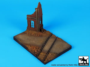 Black Dog D72018 Ruined house with railway crossing base 1/72 – image 4
