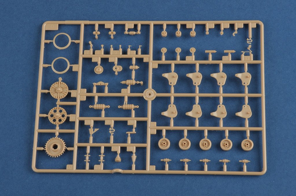 Hobby Boss 83894 French R35 with FCM turret tank 1/35 – obrázek 11