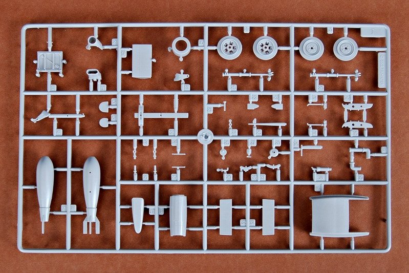Trumpeter 02413 Spitfire MK.VI 1/24 – obrázek 15