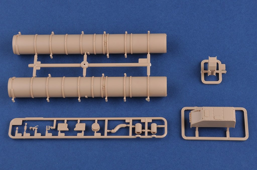 Hobby Boss 85511 Russian KrAZ-260B Tractor with 5P85TE TEL S-300PMU 1/35 – image 3