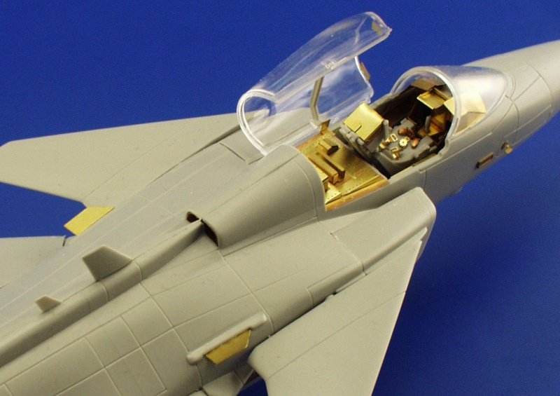 Eduard 49300 JAS-39 Gripen 1/48 Italeri – image 7