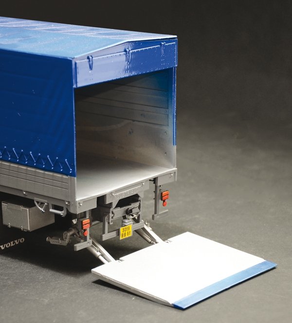 Italeri 3945 VOLVO F16 Globetrotter Canvas Truck with elevator 1/24 – Bild 14