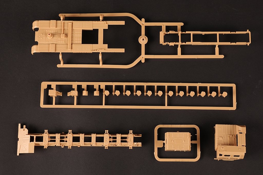 Hobby Boss 82940 Russian 9A52-2 Smerch-M Multiple Rocket Launcher of RSZO 9k58 1/72 – obrázek 12