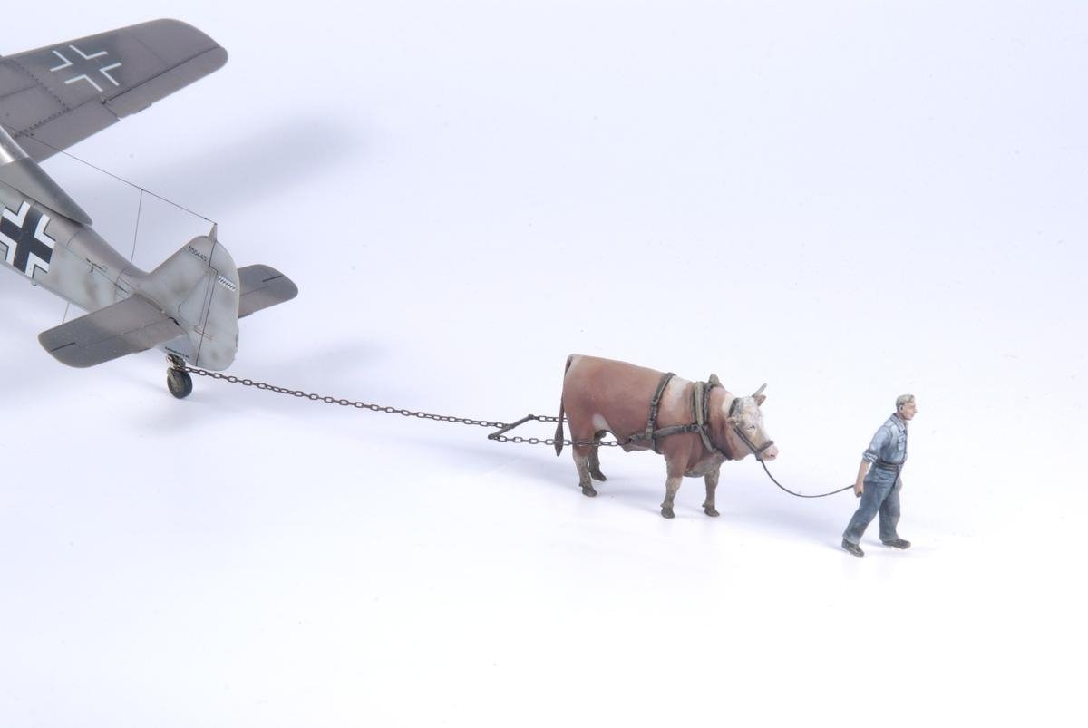 CMK F48354 Ox Towing Me-163B &amp;amp; Luftwaffe Ground Crew 1/48 – image 3