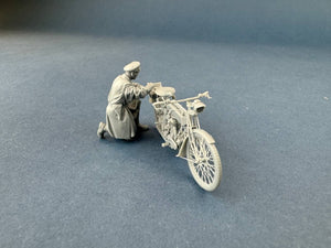 Copper State Models F35-058 Motocycliste de liaison britannique vérifiant sa moto (moto non incluse) 1/35 – image 4