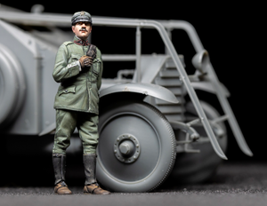 Copper State Models F35-022 Italian Armored Car Standing Officer 1/35 – image 2