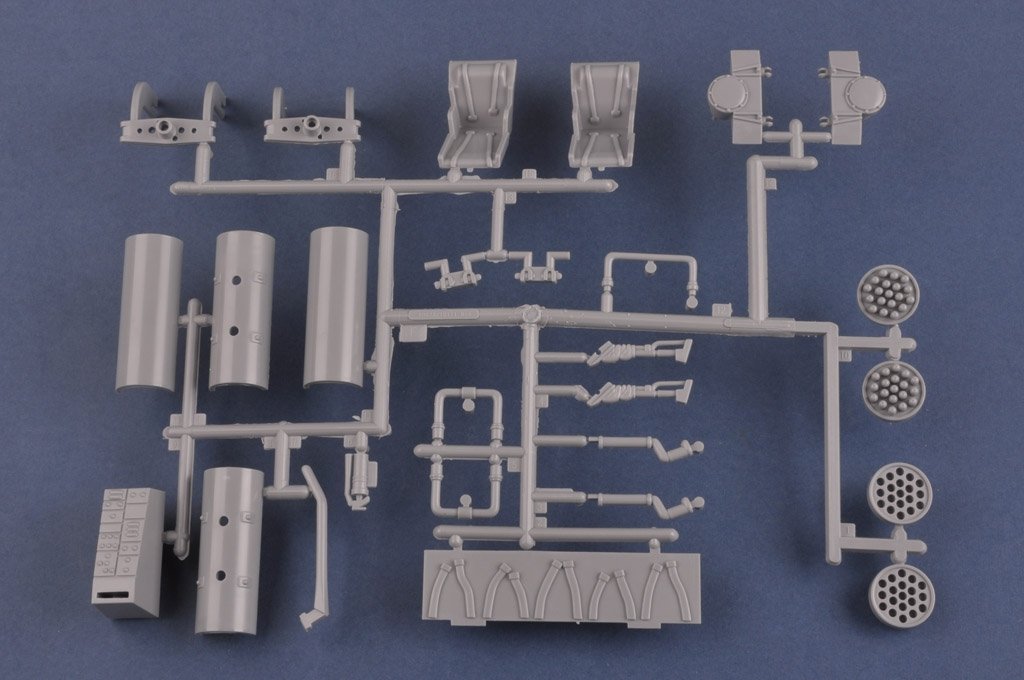 Hobby Boss 81807 UH-1 HUEY B/C 1/18 – obrázek 8