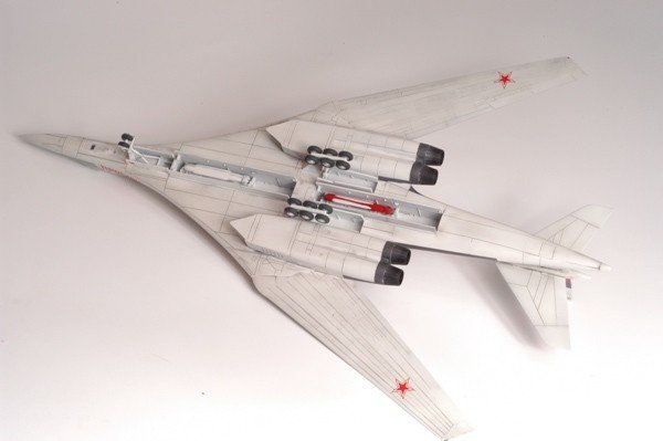 Zvezda 7002 Russian Supersonic Strategic Bomber Tu-160 1/144 – image 4