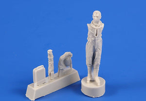 CMK F48363 US pilot with full pressure suit (for SR-71, U-2 and other planes) 1/48 – image 2