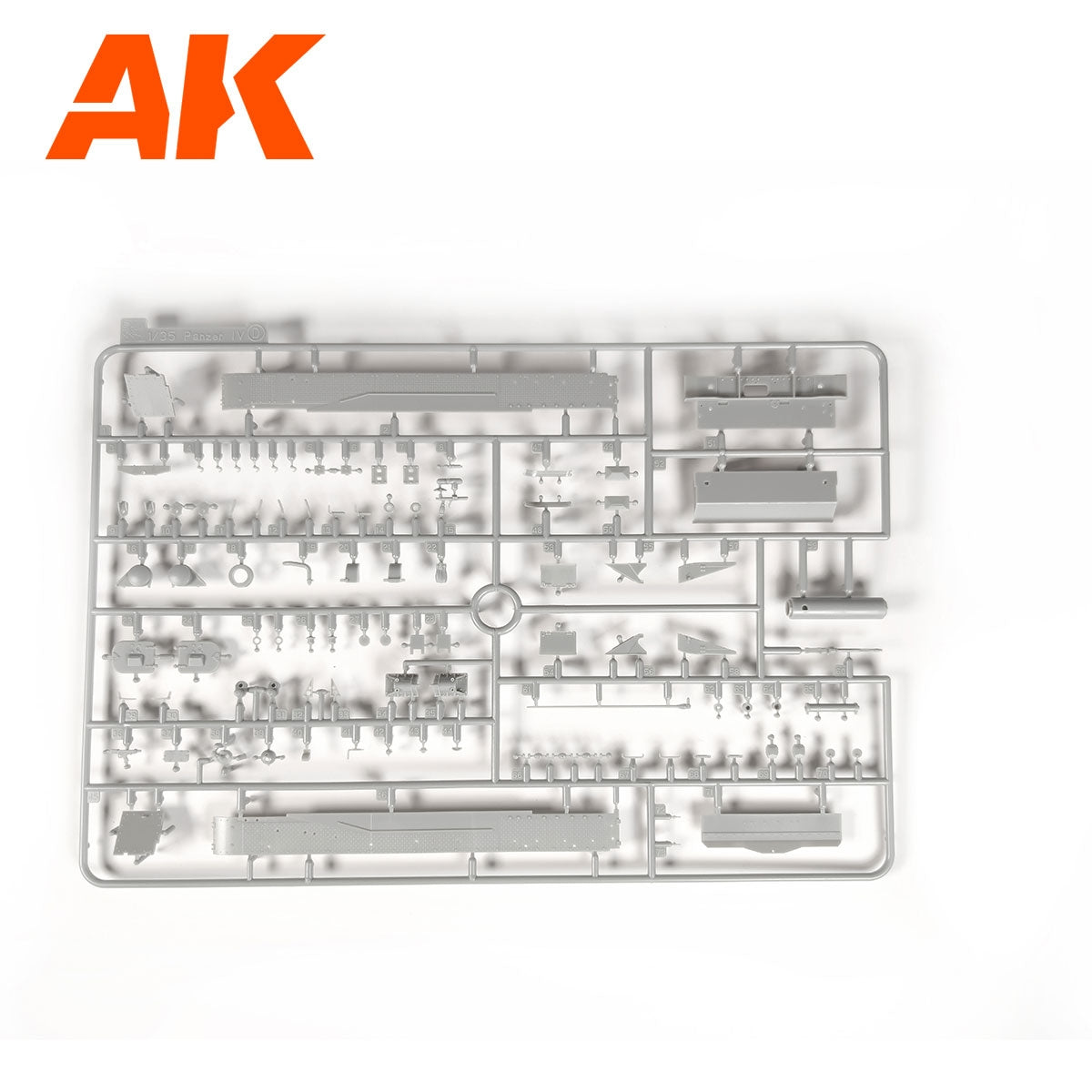 AK Interactive AK35504-B PZ.KPFW.IV AUSF.D AFRIKA KORPS + 5 FIGURES GERMAN TANK CREW AFRIKA KORPS 1/35 – obrázek 9