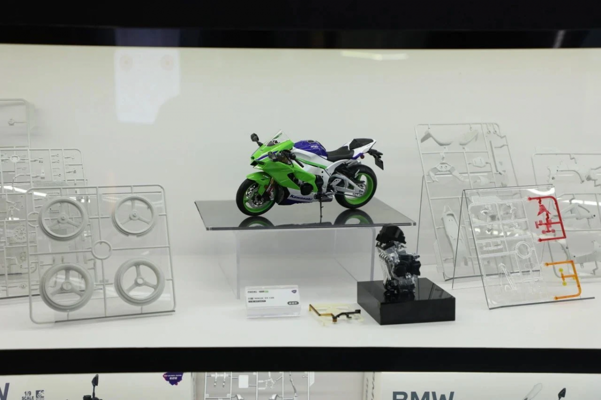 Meng Model MT-007 Kawasaki Ninja ZX-10R 1/9 – image 3