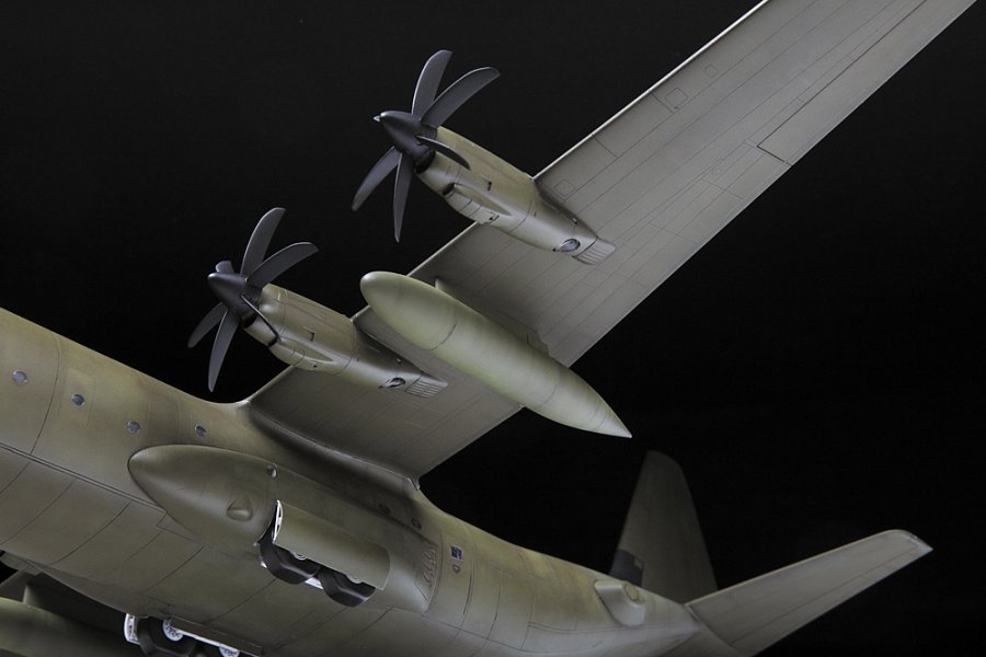 Zvezda 7324 American Military Transport Plane C-130J-30 1/72 – imagen 5
