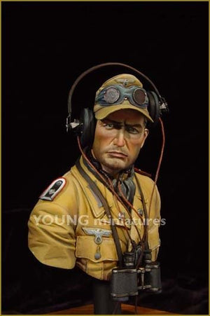 Young Miniatures YM1802 DAK Panzer Officer 1/10 – image 2