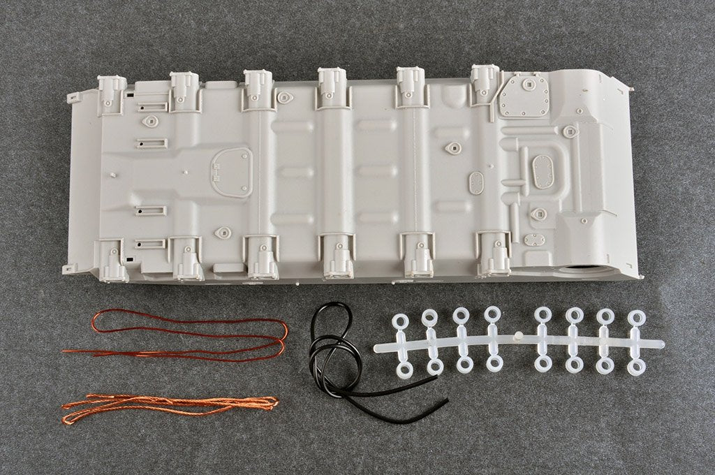 Trumpeter 09609 Russian T-72B1 with KTM-6 &amp;amp; Grating Armor 1/35 – image 6