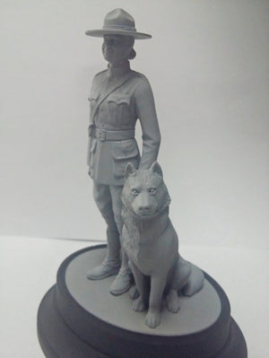 ICM 16008 RCMP Female Officer with dog 1/16 – immagine 3
