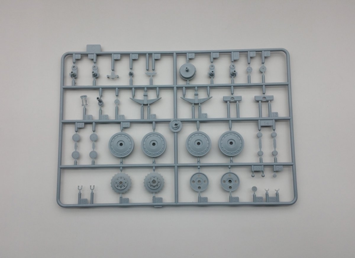 Amusing Hobby 35A021 Jagdpanzer 38(D) 1/35 – image 6