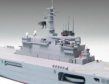Tamiya 31003 Japanese Defense Force LST-4001 Ohsumi 1/700 – immagine 3