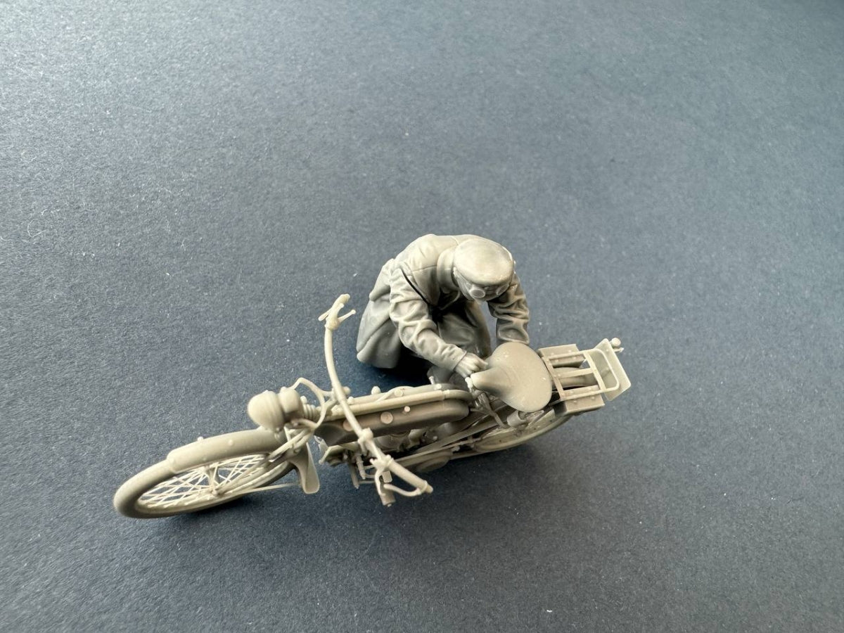 Copper State Models F35-058 Motocycliste de liaison britannique vérifiant sa moto (moto non incluse) 1/35 – image 5