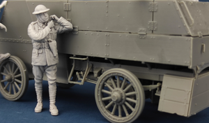 Copper State Models F35-030 Canadian Motor MG Brigade Officer putting the helmet on 1/35 – imagen 2