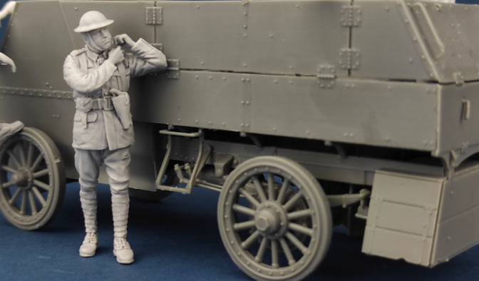Copper State Models F35-030 Canadian Motor MG Brigade Officer putting the helmet on 1/35 – imagen 2