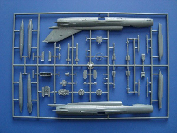 Kovozavody Prostejov KPM0122 MiG-21PFM Fishbed F 1/72 – image 4