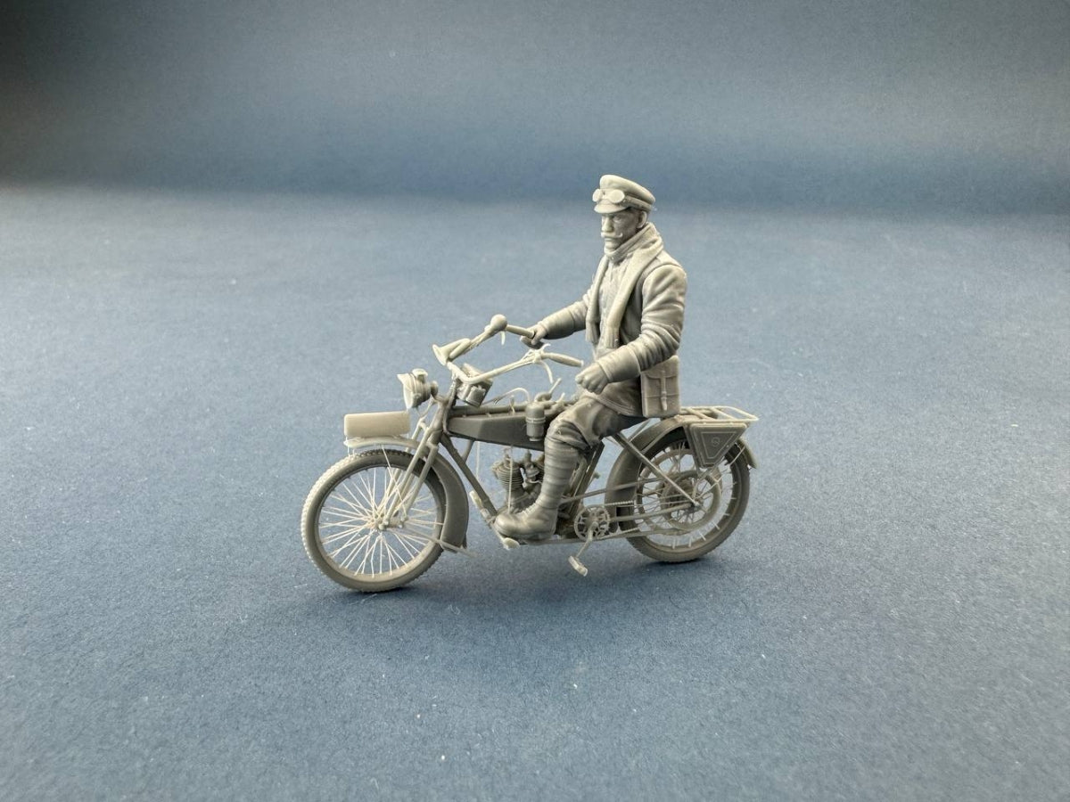 Copper State Models F32-060 German Dispatch Rider standing with a motorcycle (Motorcycle not included) 1/32 – image 2