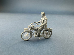 Copper State Models F32-060 German Dispatch Rider standing with a motorcycle (Motorcycle not included) 1/32 – image 2