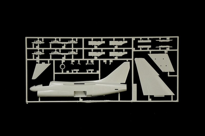 Italeri 1411 A-7E CORSAIR II 1/72 – immagine 2